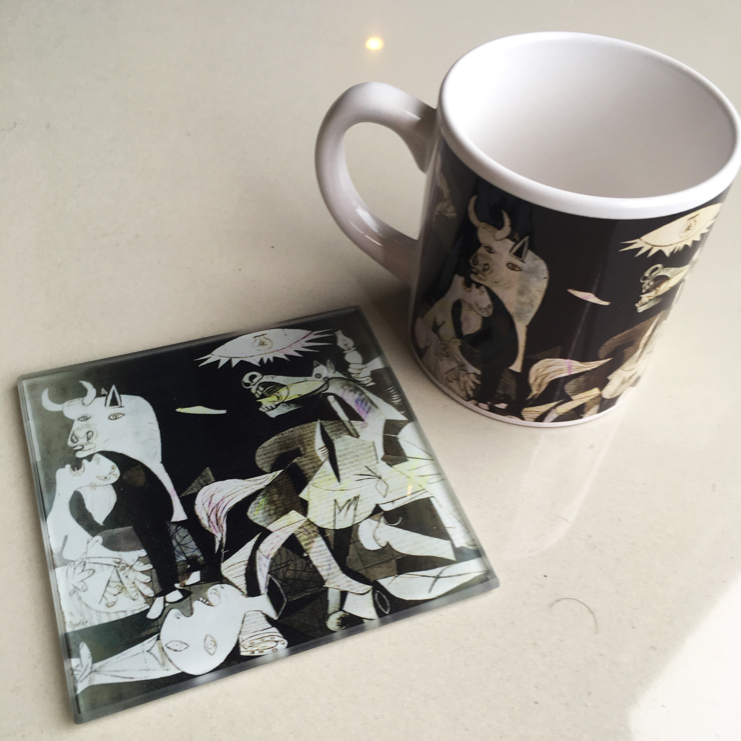 Tazas de cerámica con posavasos de vidrio - Guernica (Picasso)